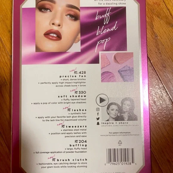 Real Techniques Limited Edition Brush and Eyelash Set - Picture 2 of 2